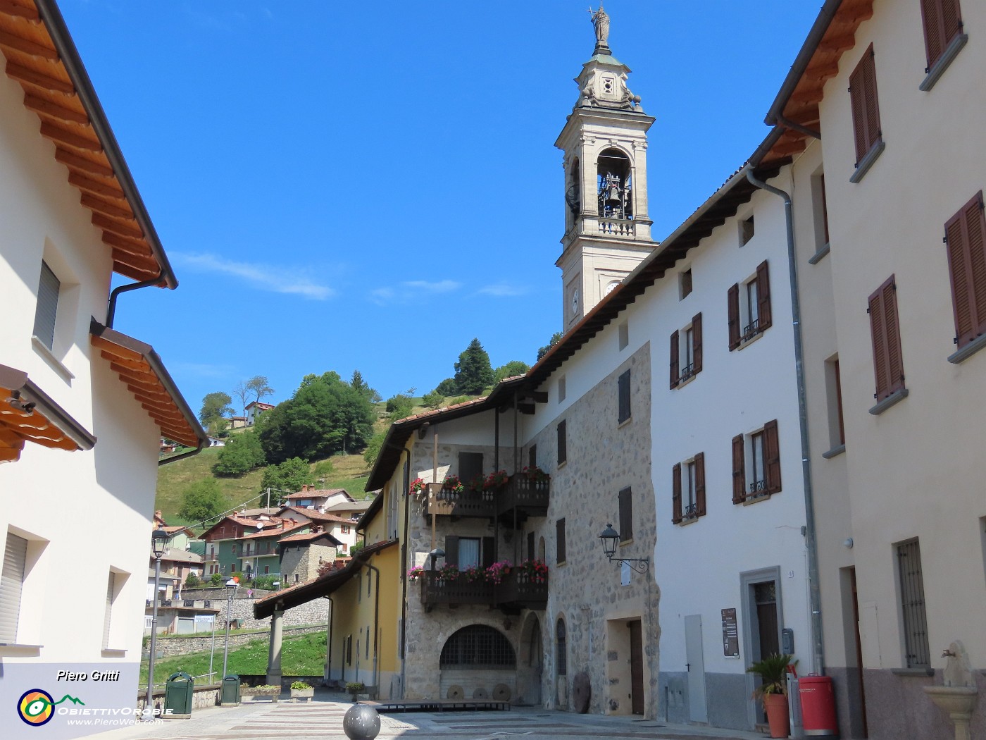 48 Il centro di Santa Croce ruota attorno alla chiesa .JPG